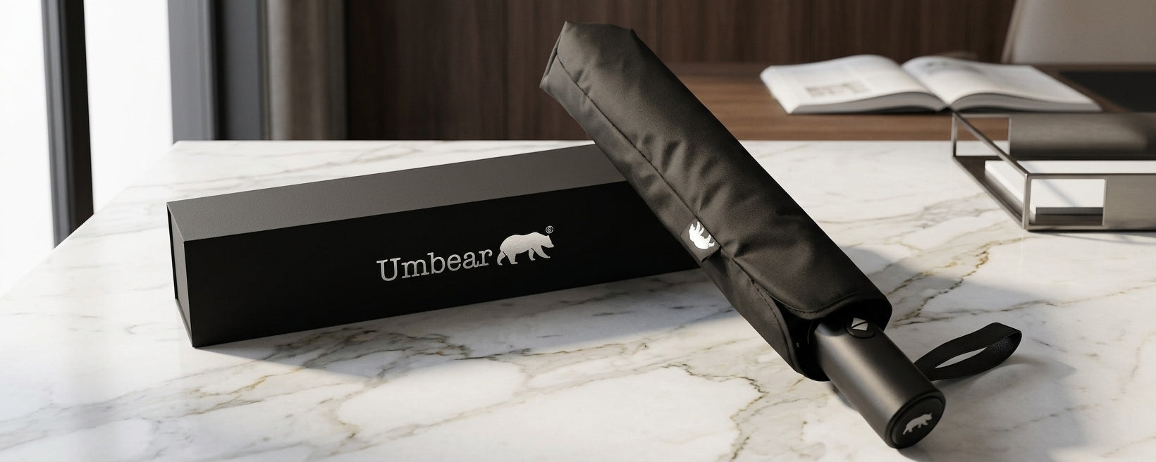 黑色 Umbear 縮骨遮及精美黑色包裝盒，展現簡約高質感設計的雨傘。